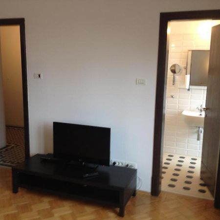 Central Studio Across From Intercontinental Bucureşti Exterior foto
