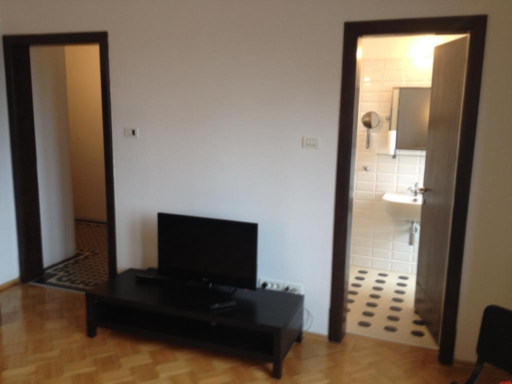 Central Studio Across From Intercontinental Bucureşti Exterior foto