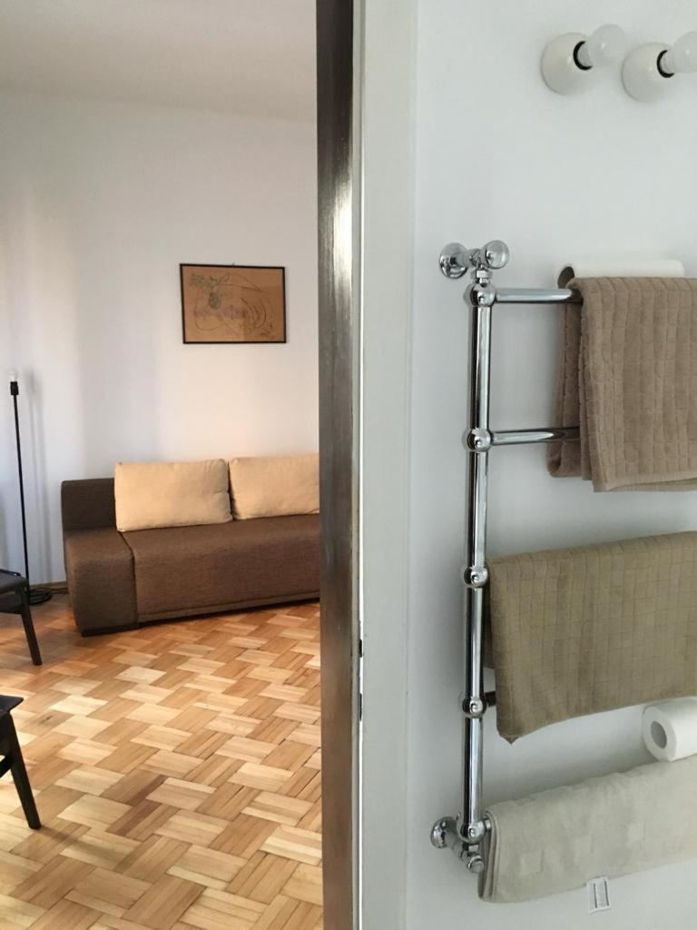 Central Studio Across From Intercontinental Bucureşti Exterior foto